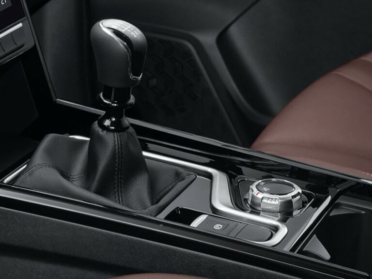 jac-t8-double-cab-interior-gears